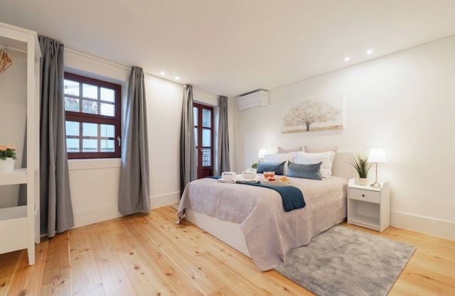 HostWise - Sunny Flats w/Balcony