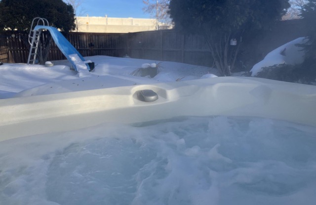 Hot tub, 3 bedroom home, fireplace, full basement, and pool (seasonal).