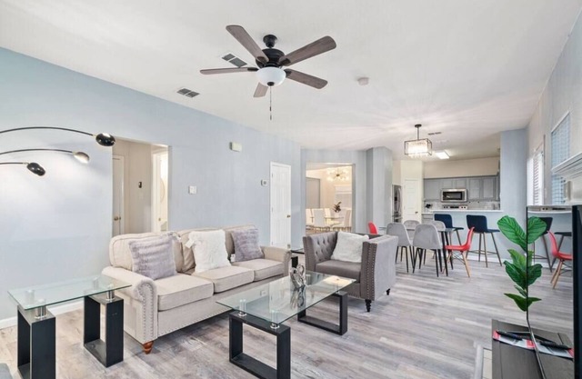 Hot Tub! 4BR 3BA Modern, newly remodeled, 16 ppl