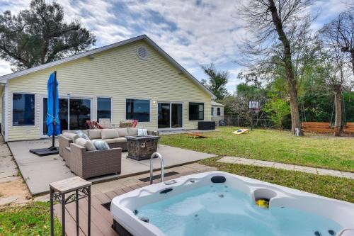 Hot Tub and Boat Dock Getaway on Deerpoint Lake!