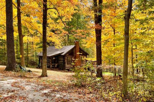 Hot Tub and Deck Cabin Hideaway in Brown County