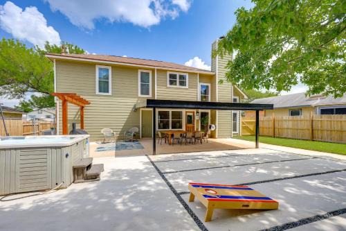 Hot Tub and Game Room Spacious Live Oak Home!
