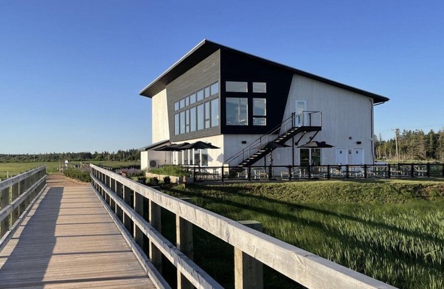 HOT TUB, BEACH 2 MINS, SEAFOOD, TRAILS, GOLF COURSES, DALVAY, DRIVE-IN THEATRE