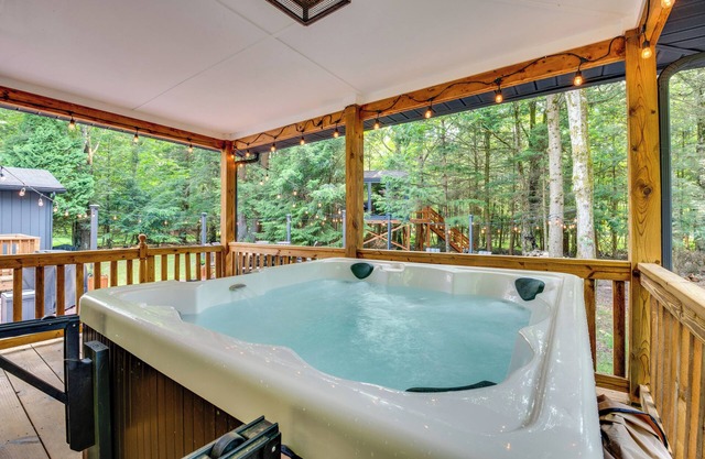 Hot Tub, Beach Access: Albrightsville Retreat!