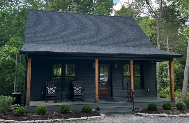 Hot Tub | Cabin in 35 Acre Forest | SIUC < 10 min.