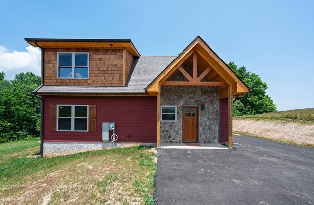 Hot tub cabin with fireplace, Smoky Mountain views, pet friendly, 10 min to Park