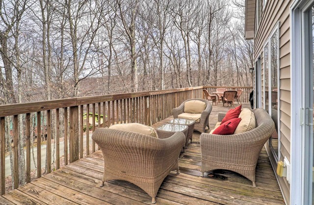 Hot Tub & Deck: Beech Mountain Family Cabin