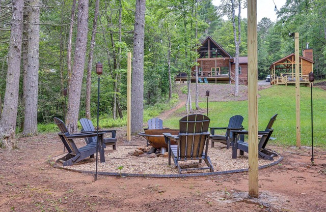 Hot Tub & Deck: Riverfront McCaysville Cabin!