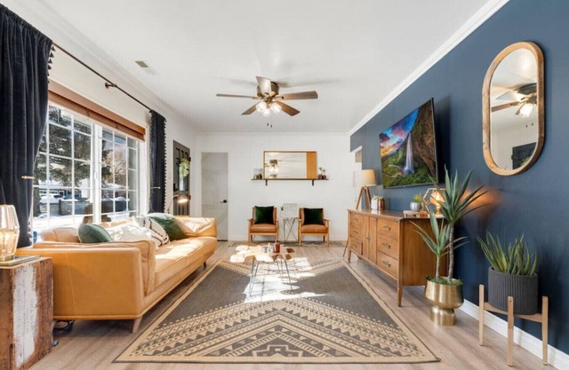 *Hot tub*Downtown* The Bungalow