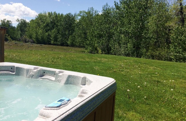 Hot Tub & Fireplace, sits on 35 acres-Tight Lines