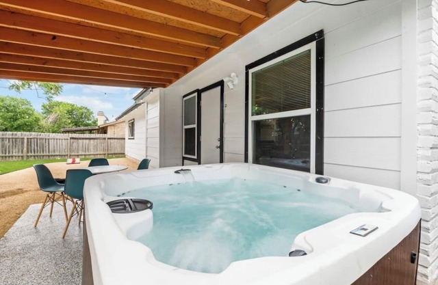 Hot tub & Game Room by Six Flags Fiesta Texas & Seaworld/Shopping - Sleeps 16