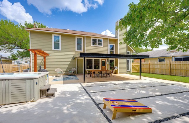 Hot Tub & Game Room: Spacious Live Oak Home!
