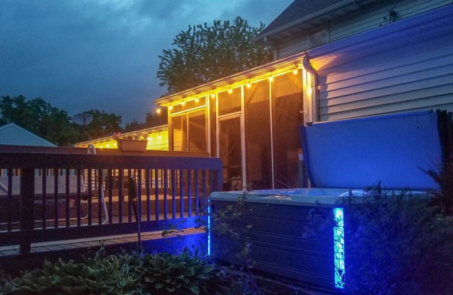 Hot Tub+Game Room-The Hangout XL