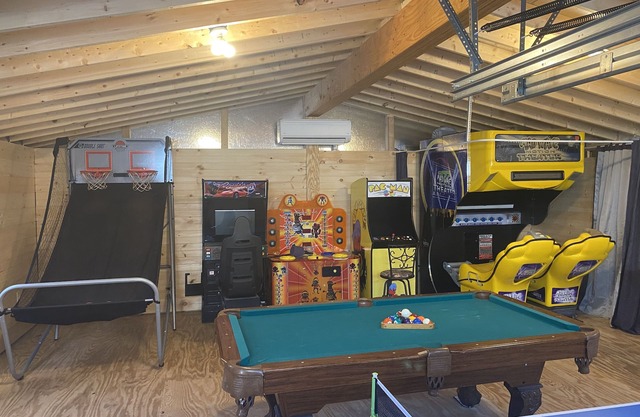 HOT TUB*HUGE GAME ROOM*FIRE PIT*LAKE*BEACH* CENTRAL AIR