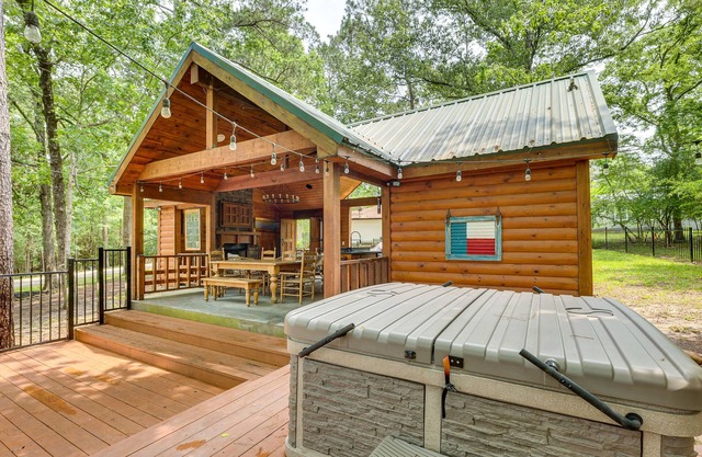 Hot Tub: Luxe Lake Livingston Cabin in Cape Royale
