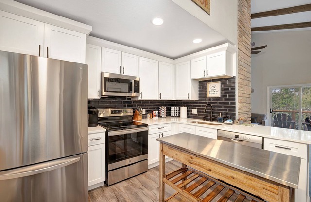 ~HOT TUB~Pet Friendly-AC-Renovated Cabin~Fireplace