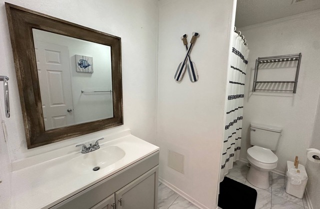 Hot Tub, Pet Friendly, 3 miles to Emerald Isle, fully fenced yard.