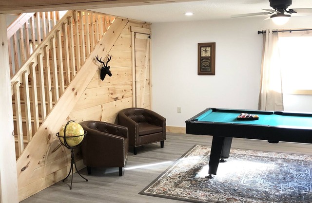 Hot tub-petfriendly-firepit-pool table-bar-3+acres