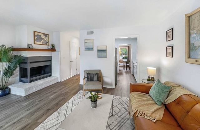 HOT TUB, PUTTING GREEN in the Heart of Mt. Pleasant 2-STORIES