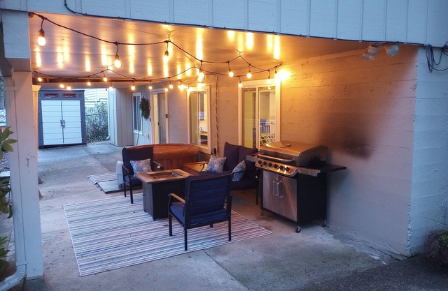 Hot tub, Shuffleboard, 2 Bedroom, Breakfast fixings, Minutes to The Ridge & Golf
