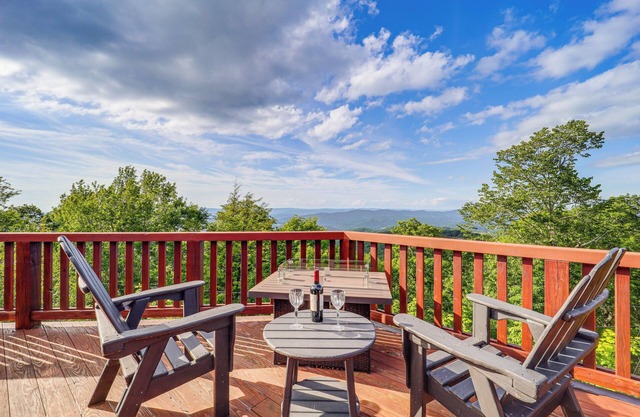 Hot Tub + Stunning Views: Luxury Beech Mtn Escape!