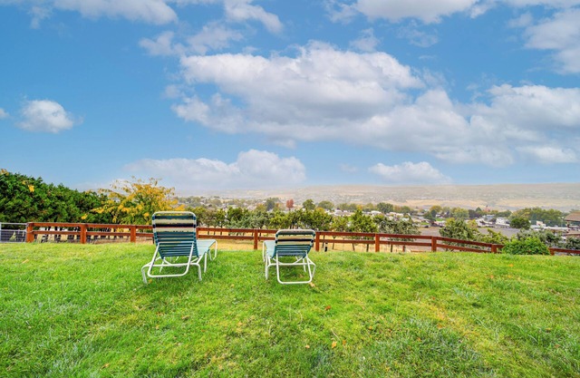 Hot Tub & Sweeping Views: Apt in Clarkston!