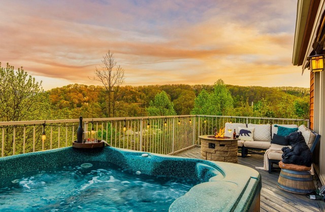Hot Tub w/Gorgeous Views - King Bed - EV Charger