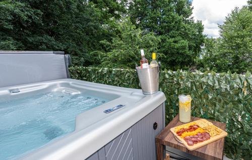 Hot Tub WiFi Gym Firepit Kitchen
