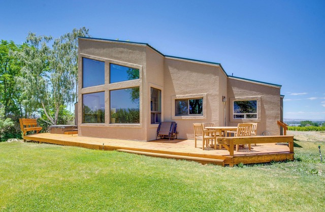 Hot Tub, Wineries, Mtn Views: Palisade Home!