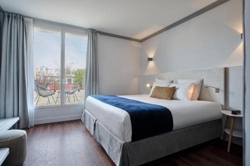 Hotel Atrium by Happyculture