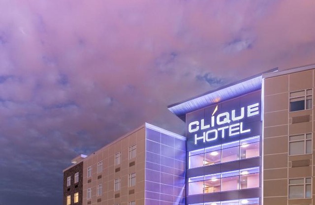 Hotel Clique Calgary Airport
