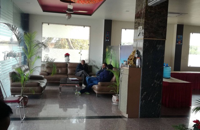 Hotel Dhanraj Palace