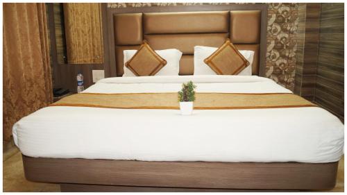 HOTEL ETILER PALACE Near Katra Bus Stand - 1 Km From Railway Station & 7 Km From Vaishno Devi Temple - Well Decorated Rooms With Free Wi-fi - Free Parking & Restaurant Available - A Luxurious Hotel In Katra