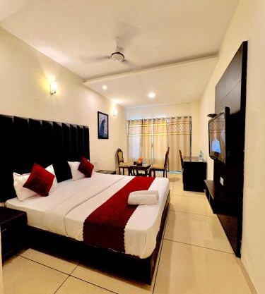 Hotel JB Grand Residency Zirakpur Chandigarh # lift #Balcony Rooms # Banquet Hall # Family Rooms