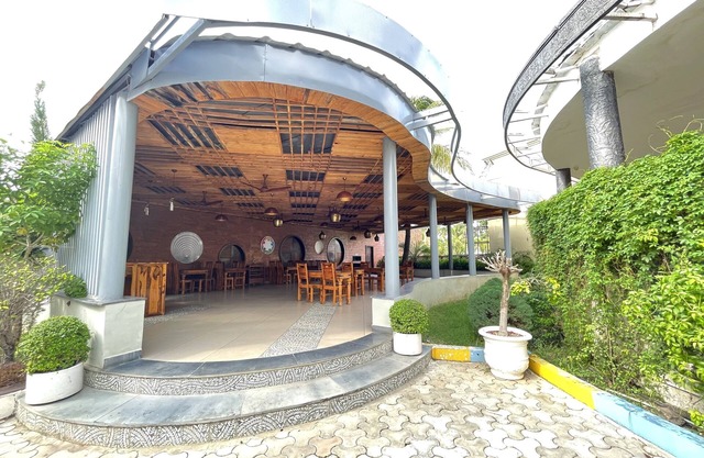 Hotel Kanha's Palm Springs