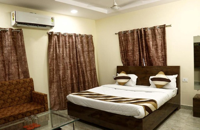 Hotel King Edward Memorial 50 Mtrs from Railway Station