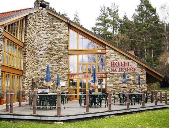 Hotel na Jezeře