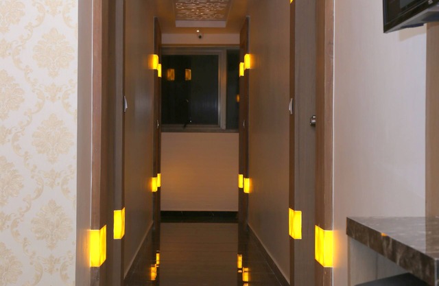 Hotel Royal King by Sky Stays