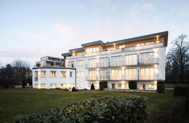 Hotel Vier Jahreszeiten an der Therme & Kliniken Bad Krozingen Nähe Freiburg & Schwarzwald Ideal für Wellness Kur & Business Ausflüge 24h Check In- WLAN & Parken gratis