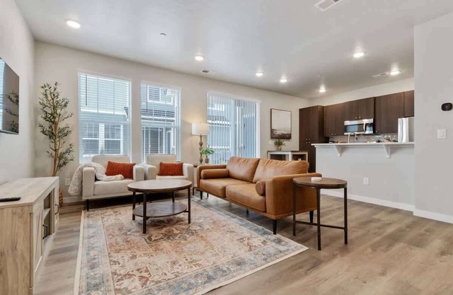 | Hounslow way | Elegant 2 bedroom townhome | Namp