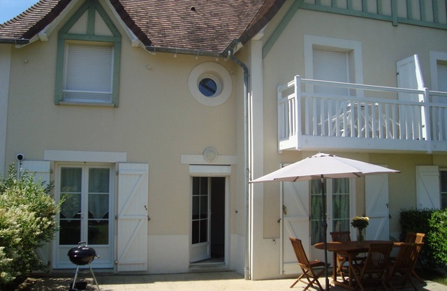 house with garden in gated, sea and shops accessible on foot