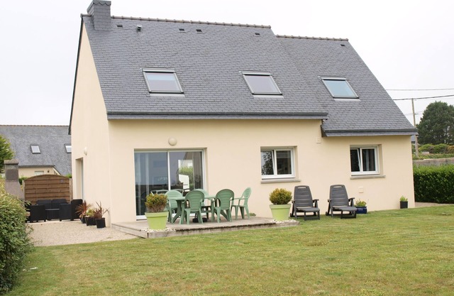 House with view of the bay the beach 80 metres away