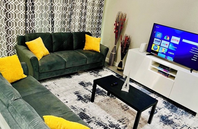 House 3-bedroom 2,5 Baths FREE Garage Parking with WiFi and AC, Washer, Dryer