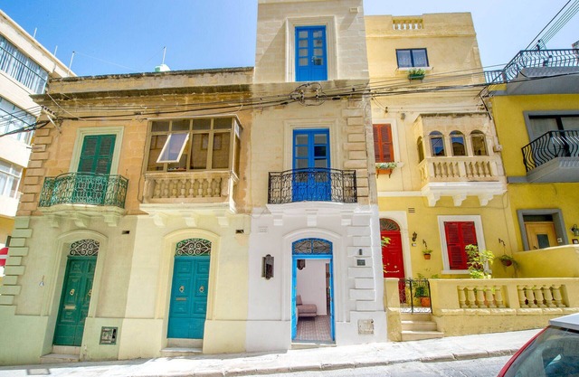 House 4 bedrooms 3 Bathrooms.nDiscover the perfect Sliema getaway at Seabreeze.