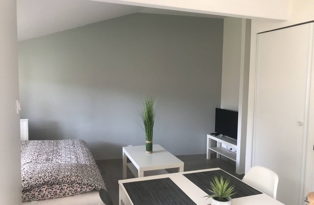 House 4 people near sea