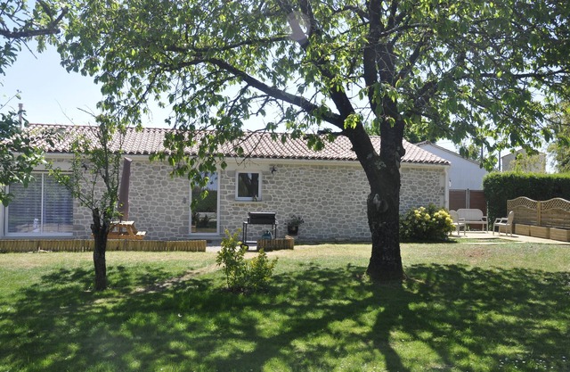 HOUSE 4 PERS + SPA + HEATED POOL CALM & REST IN MARAIS POITEVIN VENDEE