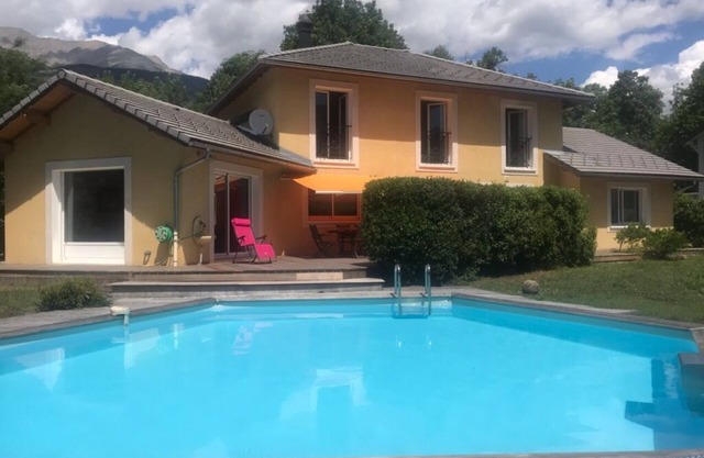 House 4*, swimming pool, 6 to 10 pers. cycling, hiking, families, ski, golf