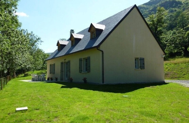 House 4 to 12 people spacious and pleasant.