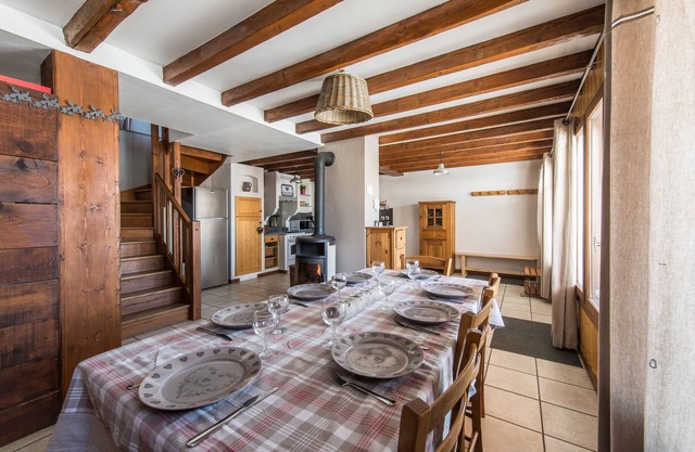 House 8 people comfortably 150m from the slopes - Linen included