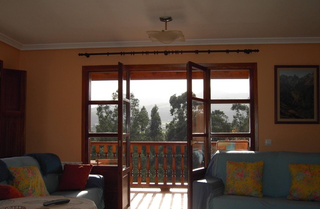 House-apts La Arboleda 12 + 4 pax/3,5 Km. beach La Franca, near Europa peaks